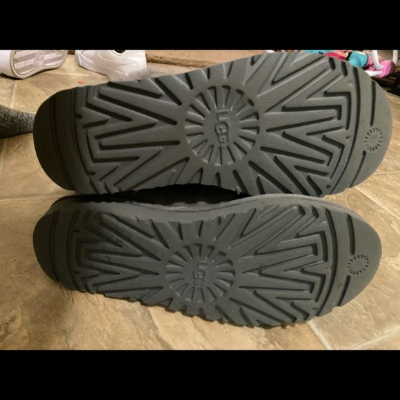 Women Uggs - Picture 2 of 3